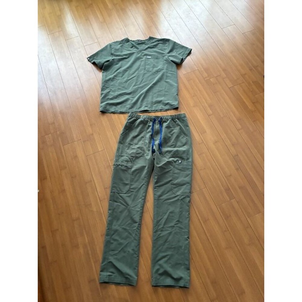 FIGS men's moss green scrub set top and Cairo cargo pants - Medium